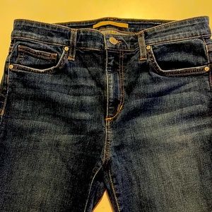 Joes Jeans Skinny Dark Blue Jeans. Frayed bottom, zipper, button closure.